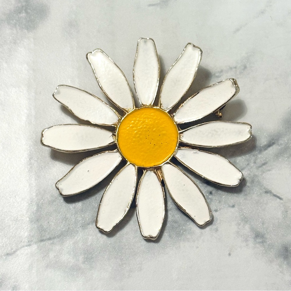 Vintage Accessocraft Daisy Flower Brooch Pin White Yellow